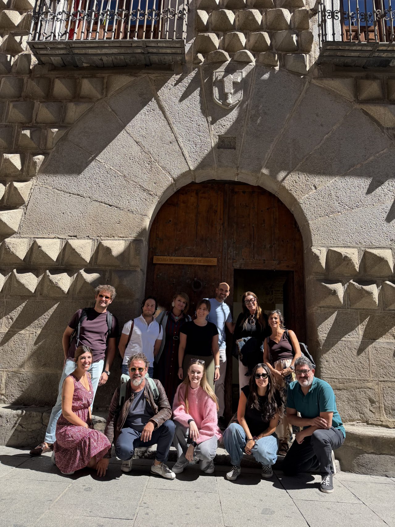 Equipo del proyecto IT’S WORTH IT ante la puerta de la Casa de los Picos, sede de la Escuela de Arte y Superior de Diseño de Segovia
