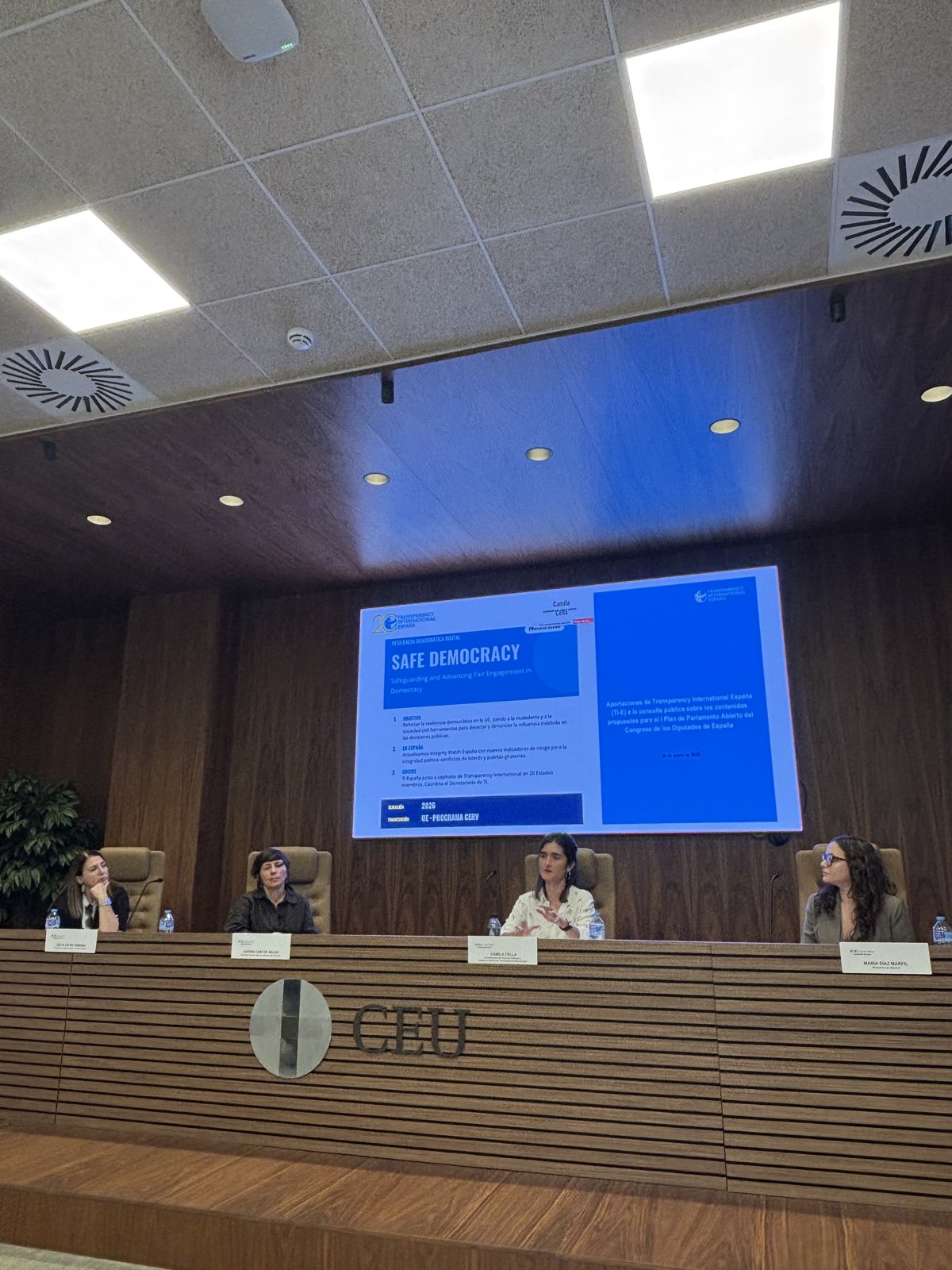 Camila Cella, de Transparency International España, presenta el proyecto SAFE Democracy en la mesa sobre Parlamento Abierto de la Universidad CEU Cardenal Herrera