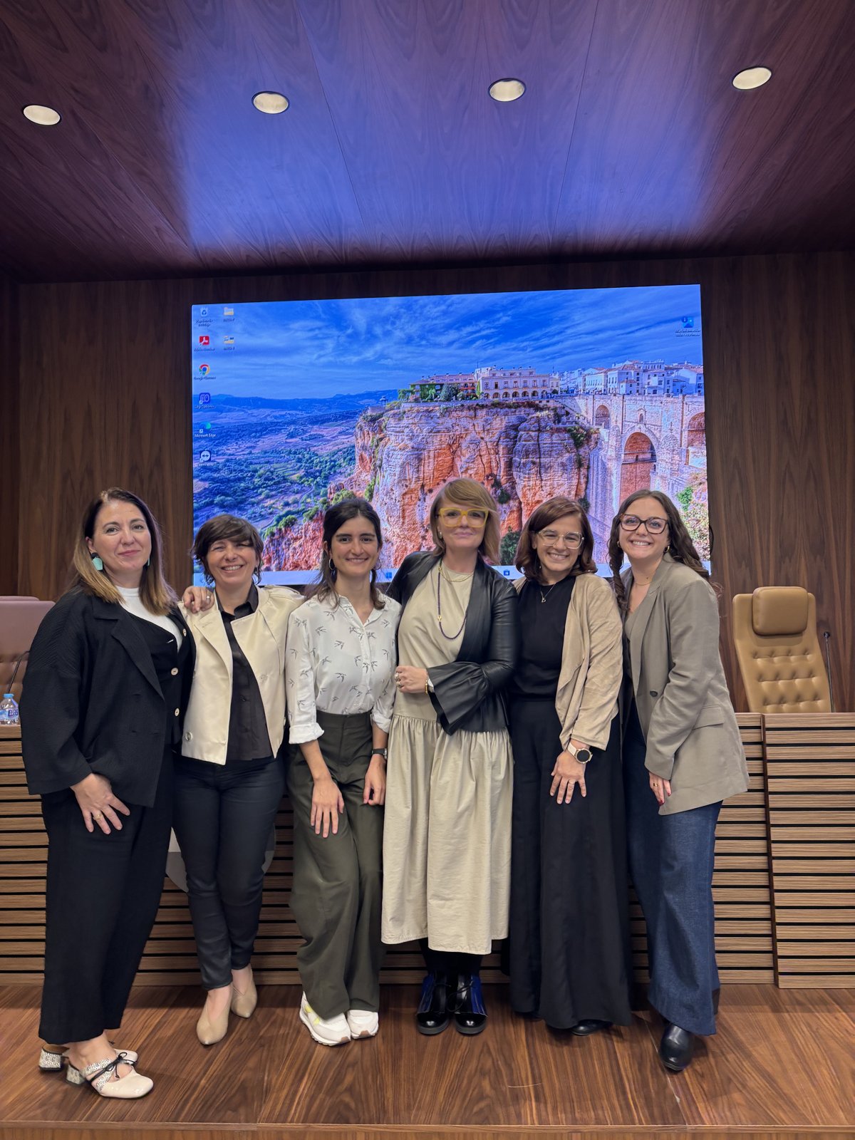 Camila Cella con las ponentes y organizadoras de la mesa «Sociedad civil, participación e integridad parlamentaria: el marco del Parlamento Abierto»